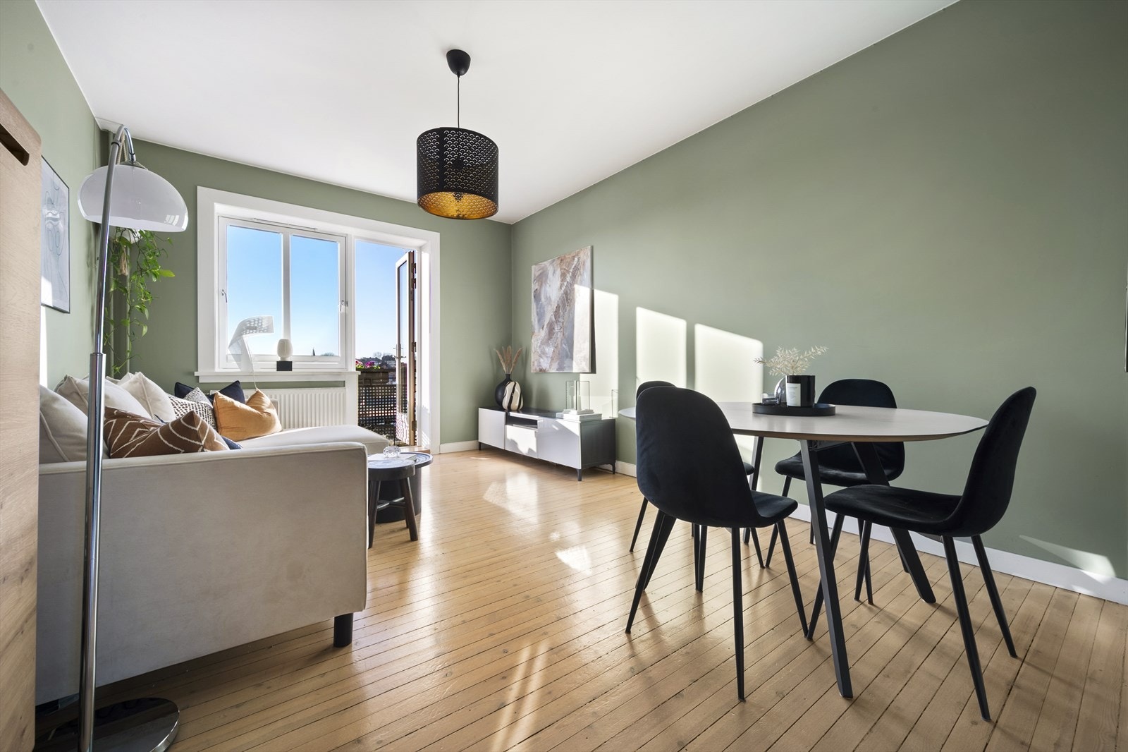 Leiligheten har en lys og innbydende stue av god størrelse. Galleribilde