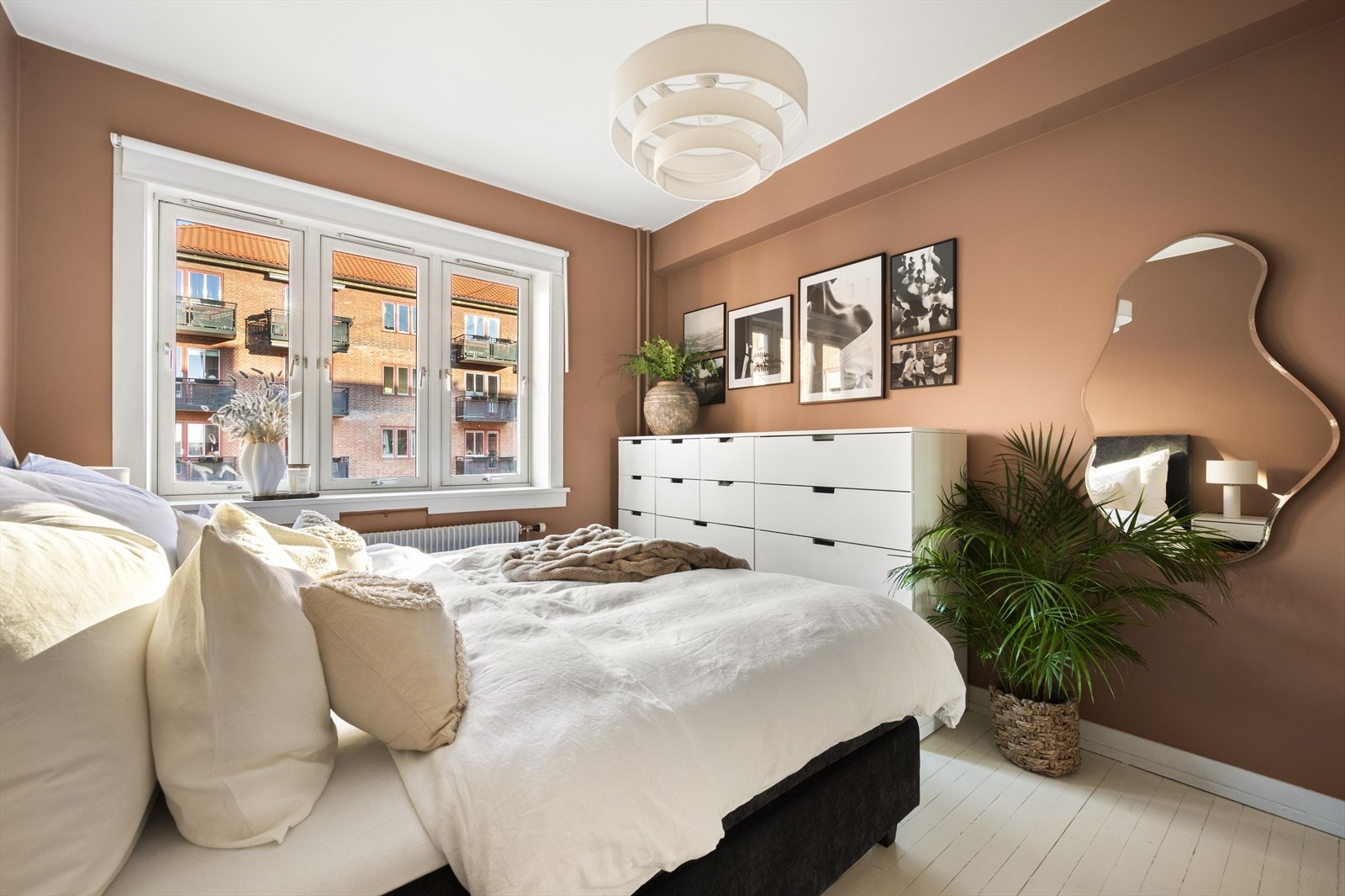 Det god plass til dobbeltseng med tilhørende nattbord på hver side. Galleribilde