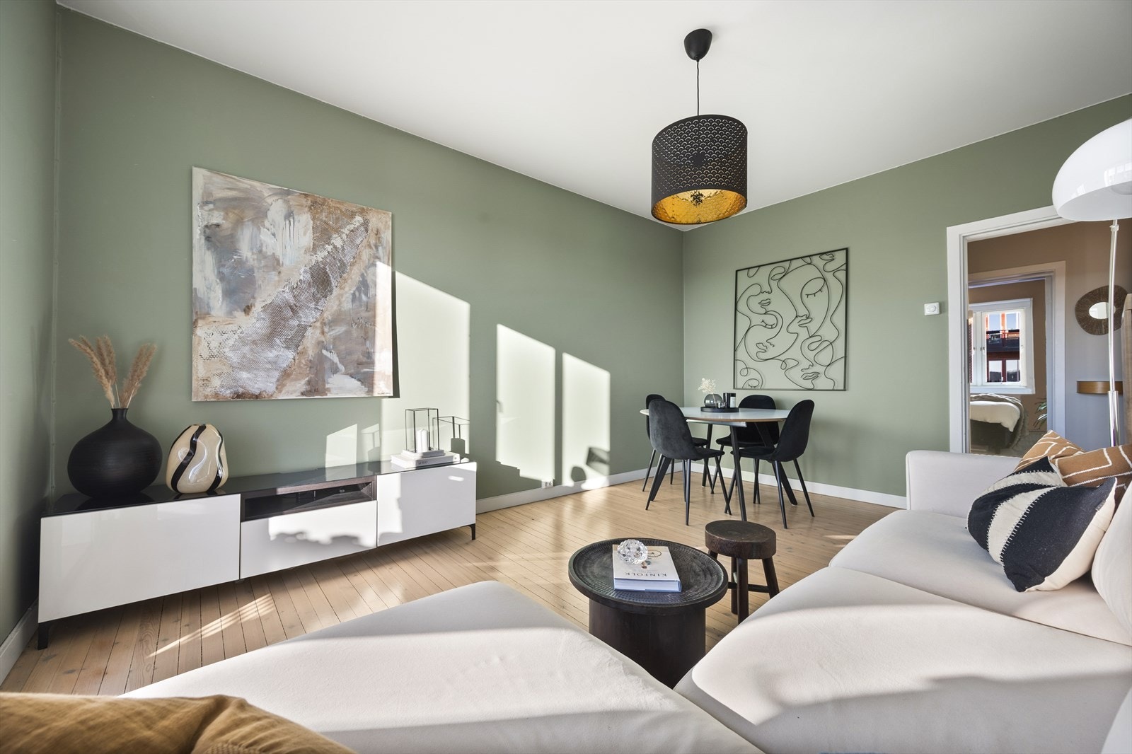 I stuen er det god plass til både sofagruppe med tilhørende stuemøblement og spisebord. Galleribilde