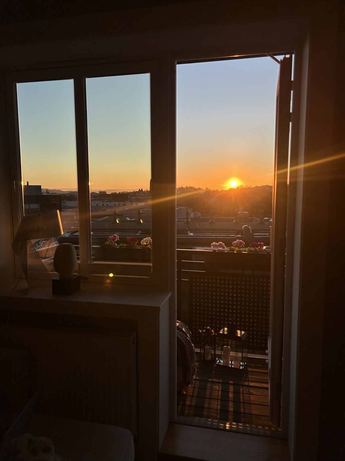 Selger skryter av mange fine solnedganger fra balkongen Galleribilde