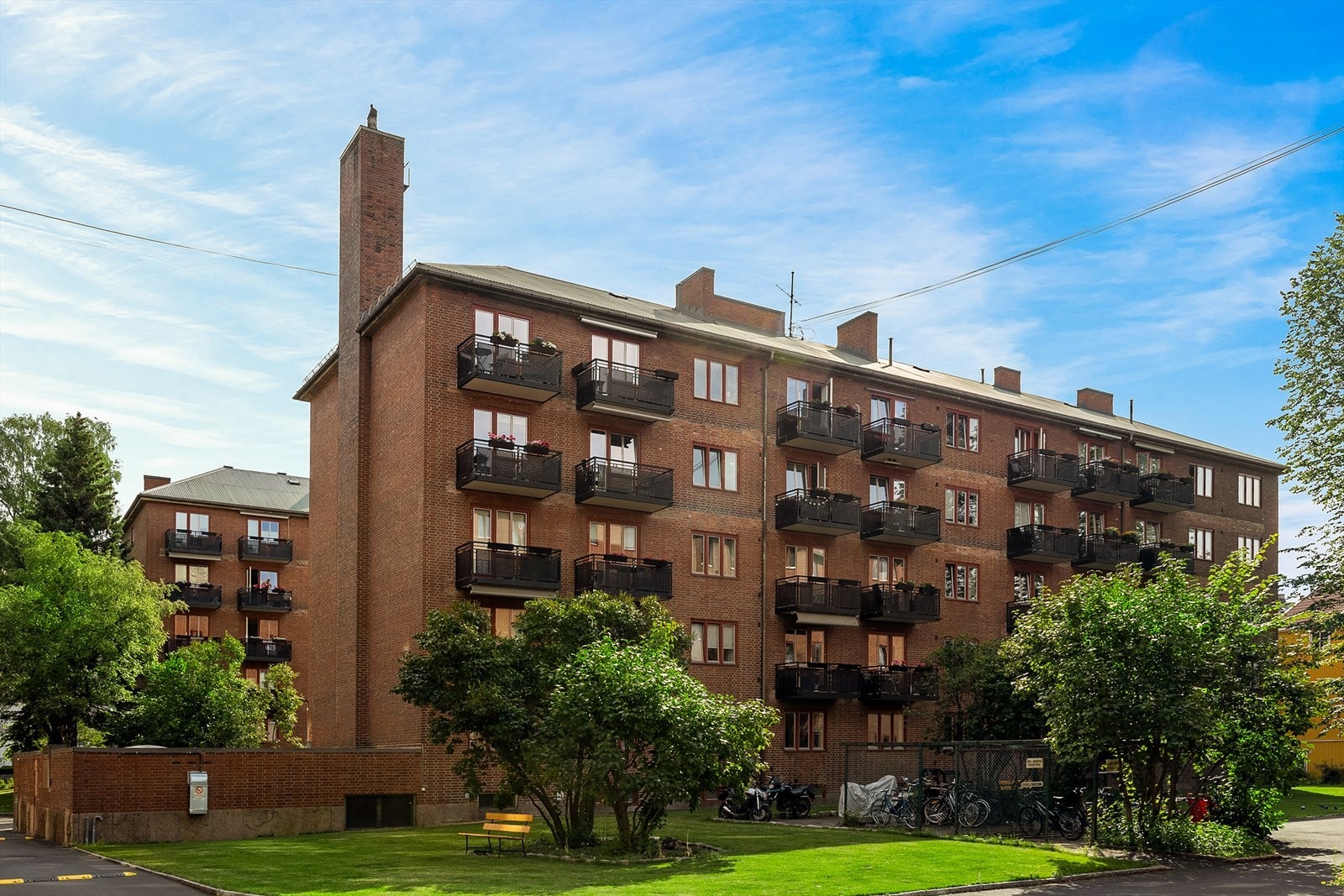 Populære Myrahagen Borettslag med pent opparbeidet og frodig uteareal. Galleribilde