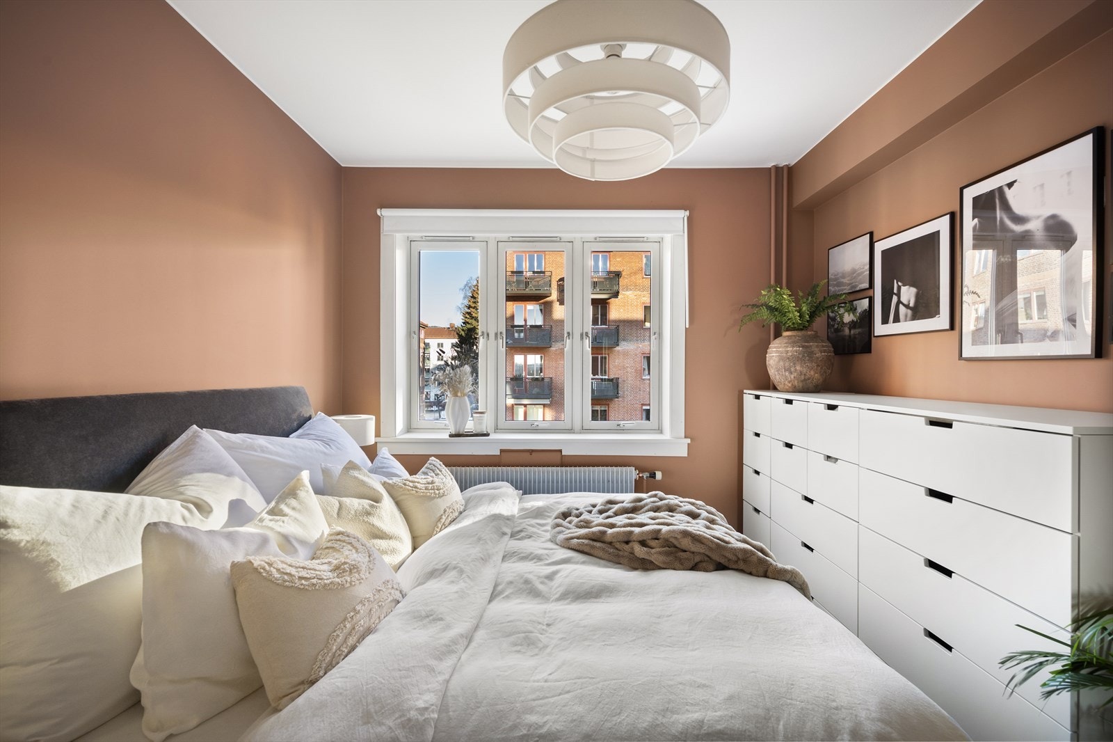 Stort vindu sikrer godt med lys og luft. Galleribilde