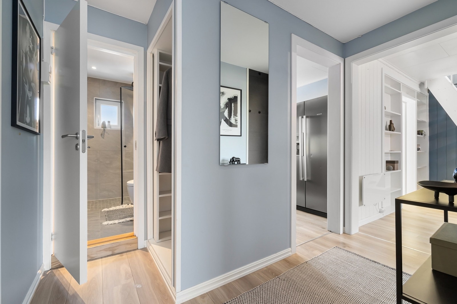 Entréen har god plass til yttertøy og sko. Galleribilde