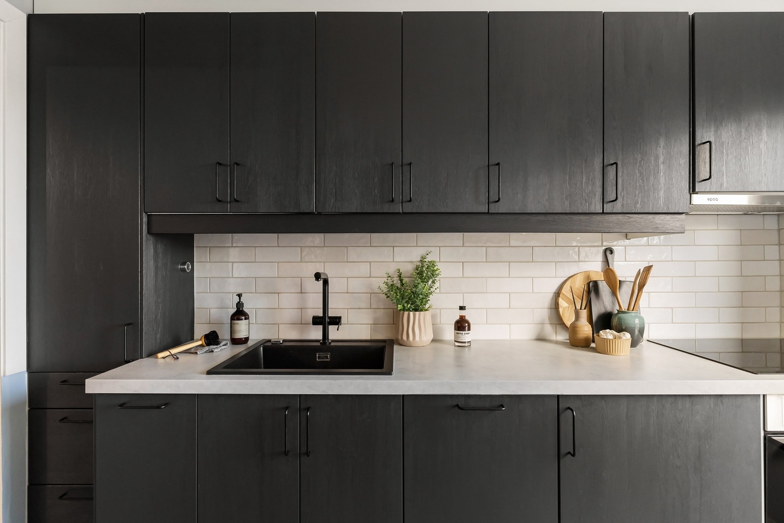 Fliser over benkeplate og 2 doble stikkontakter under overskap. Kjøkkenfronter fra Herjedalskjøkken. Elektrolux oppvaskmaskin, stekeovn, koketopp og ventilator. Galleribilde