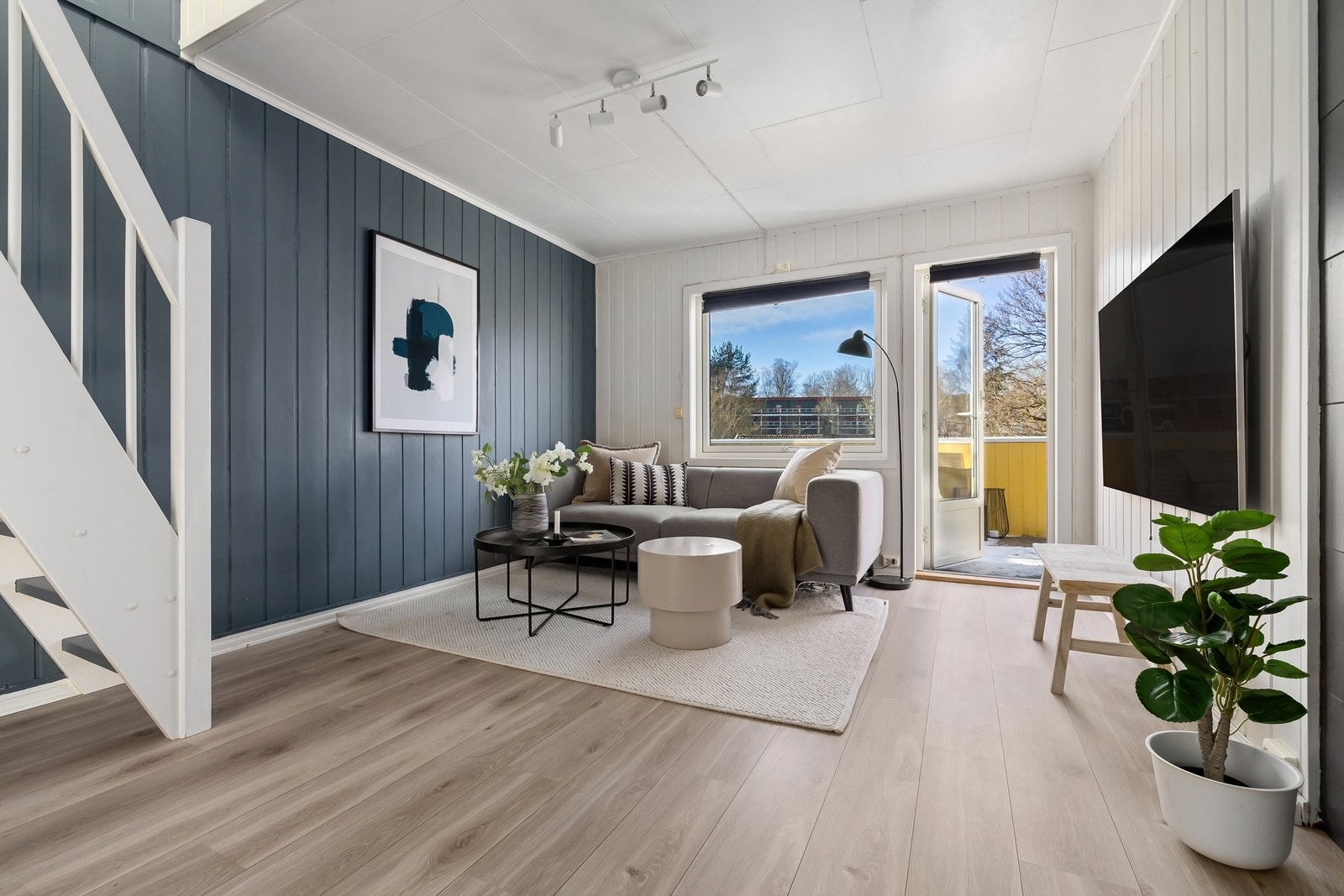 Flott stue med god plass til sofaseksjon. Galleribilde