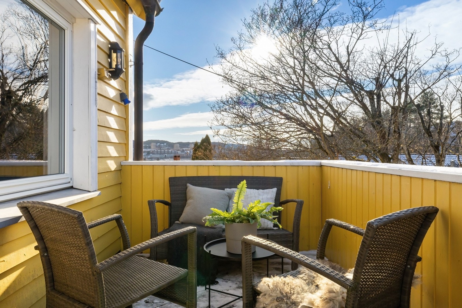 Balkongen er på 9 kvm med gulvflater av terrassebord. Galleribilde