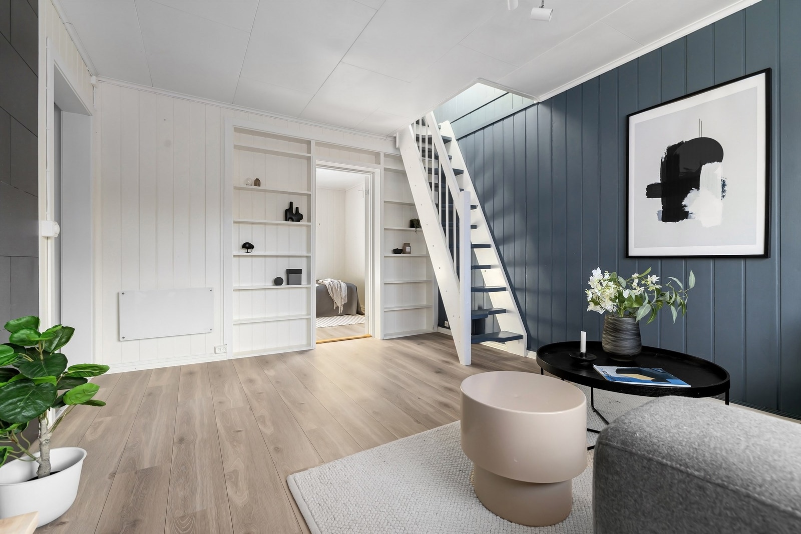 Innvendige trapp av tre, i malt utførelse. Rekkverk av tre, i malt utførelse. Galleribilde