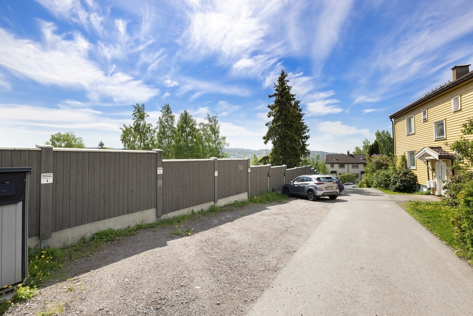 Boligen har egen parkeringsplass med elbil lader rett utenfor inngangsdøren. Galleribilde