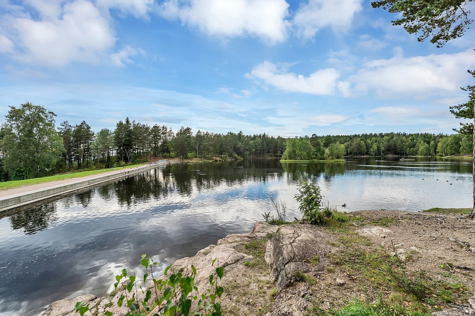 Turmuligheter langs Alnaelva og i Lillomarka året rundt med lysløyper, turstier og badevann. Det finnes bademuligheter i Vesletjern, Steinbruvannet og Badedammen. Galleribilde