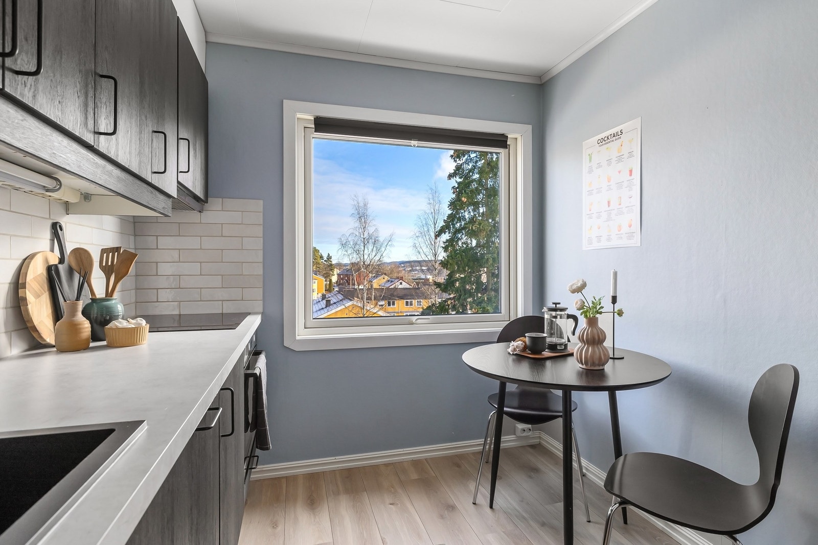 Waterguard system samt automatisk stengeventil er montert. Varmtvannsbereder fra 2010 på 120 L. er plassert i benkeskap. Galleribilde