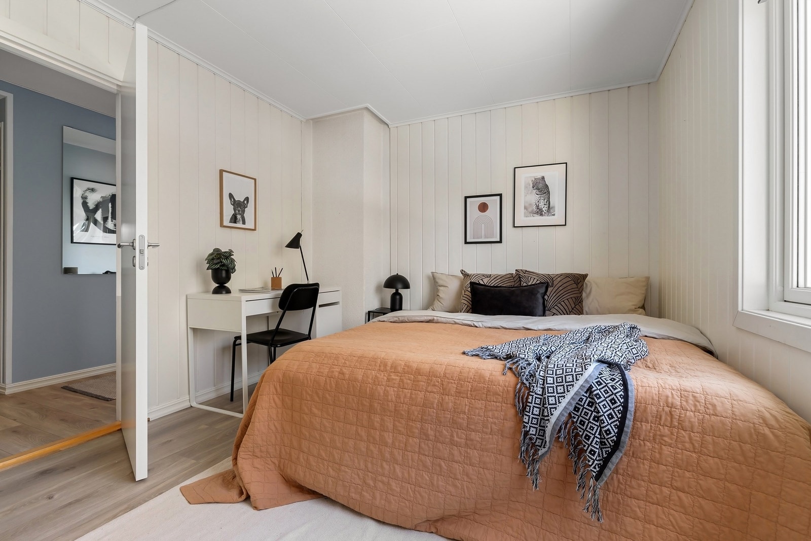 God plass til dobbeltseng, skrivebord og garderobeløsning. Galleribilde