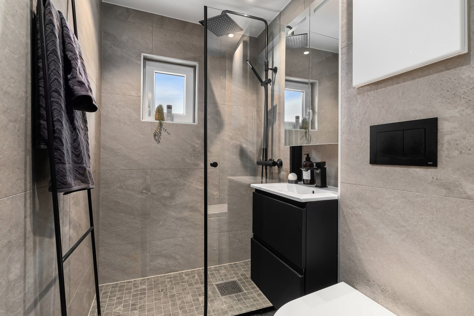 Flott bad med flis på flis fra 2024 - Flislagt gulv med varme og flislagte vegger. Galleribilde