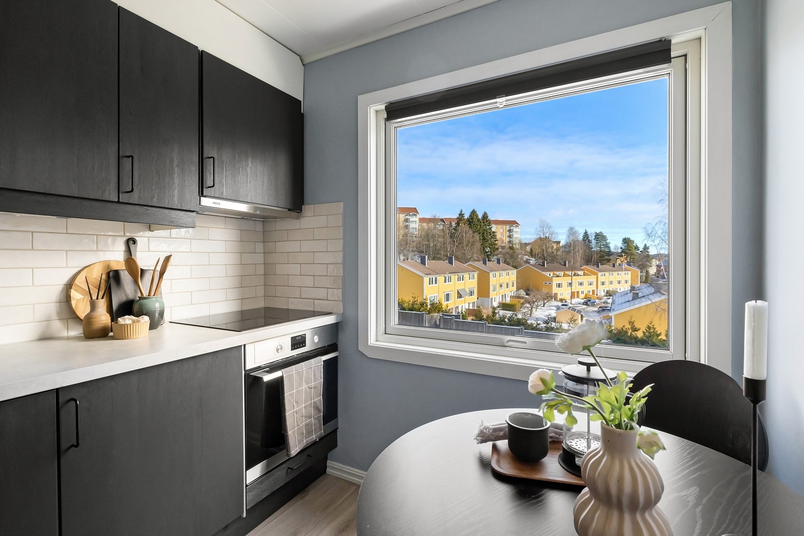 Laminert benkeplate med kompositt oppvaskkum med ett-greps armatur samt induksjons koketopp. Galleribilde