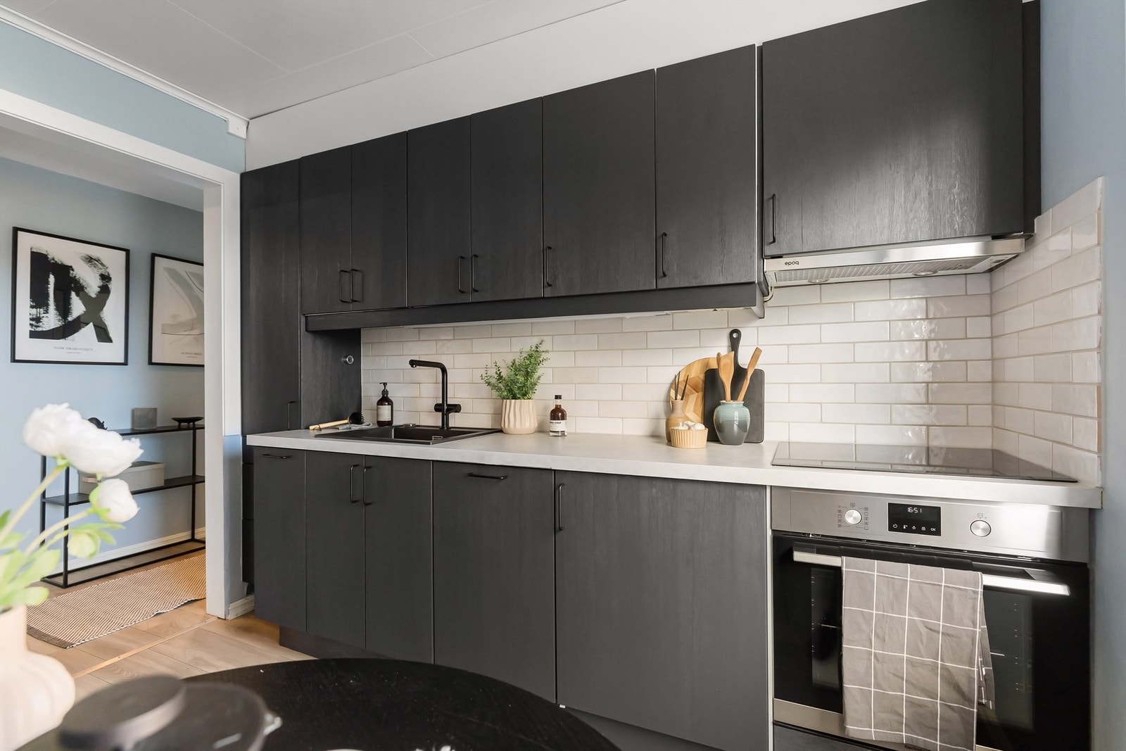 Overskap med belysning under og ventilator tilkoblet avtrekkskanal. Galleribilde