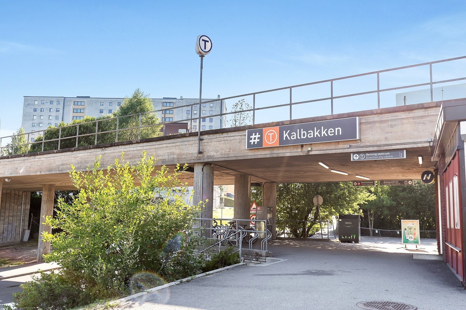 T-banestopp i nærheten hvor linje 4 og 5 går. Det er også gode tog- og bussforbindelser i nærheten. Galleribilde