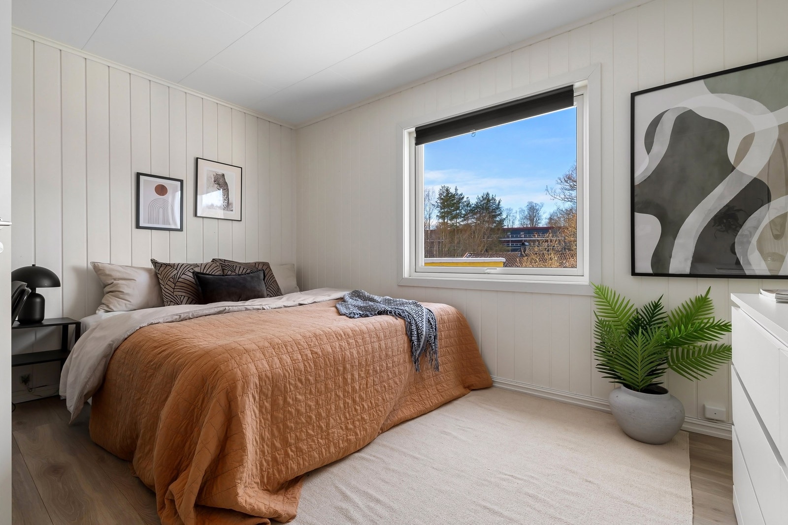 Hovedsoverom med vindu ut mot rolige omgivelser på Kalbakken. Galleribilde