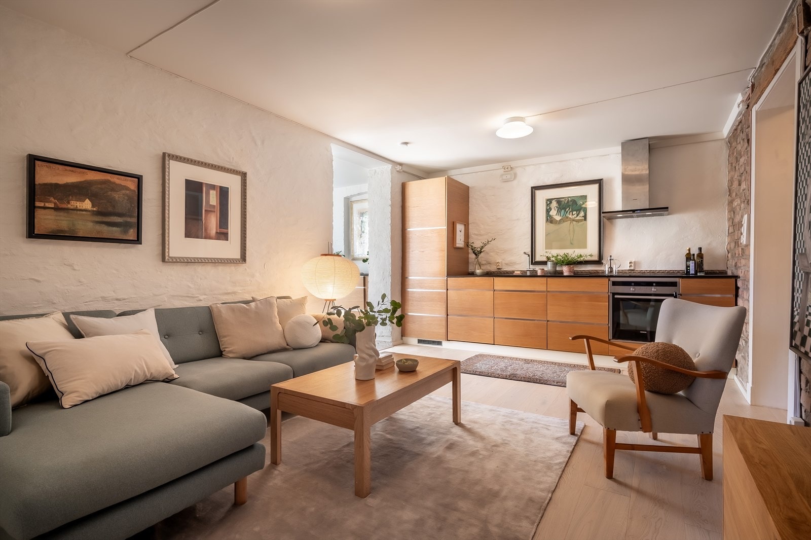 Stuen og kjøkkenet har en åpen og sosial løsning med gode innrednigsmuligheter Galleribilde