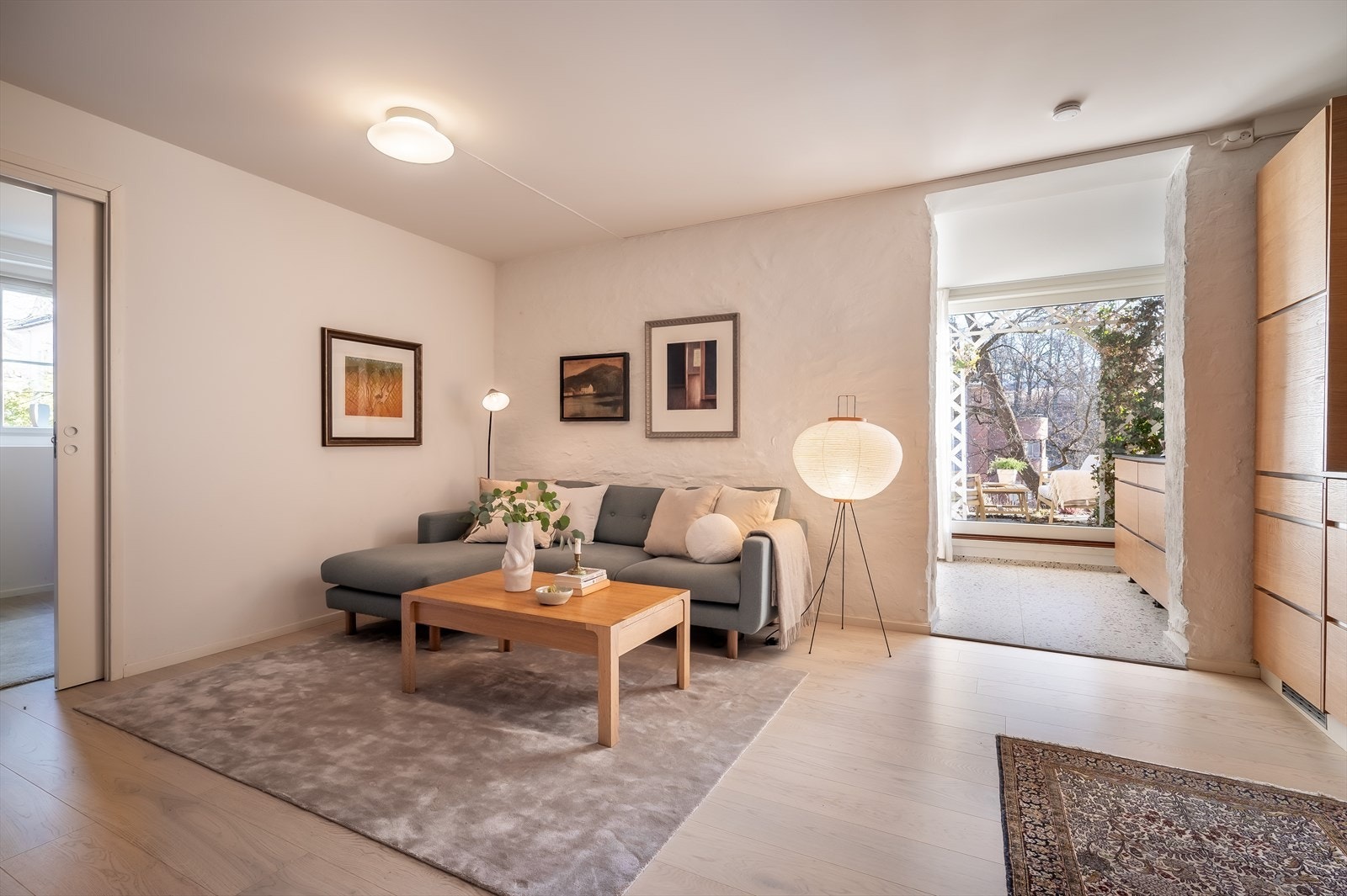 Velkommen inn til en særegen og sjelden bolig! Vi starter med stue/kjøkken og følger boligen rom for rom Galleribilde