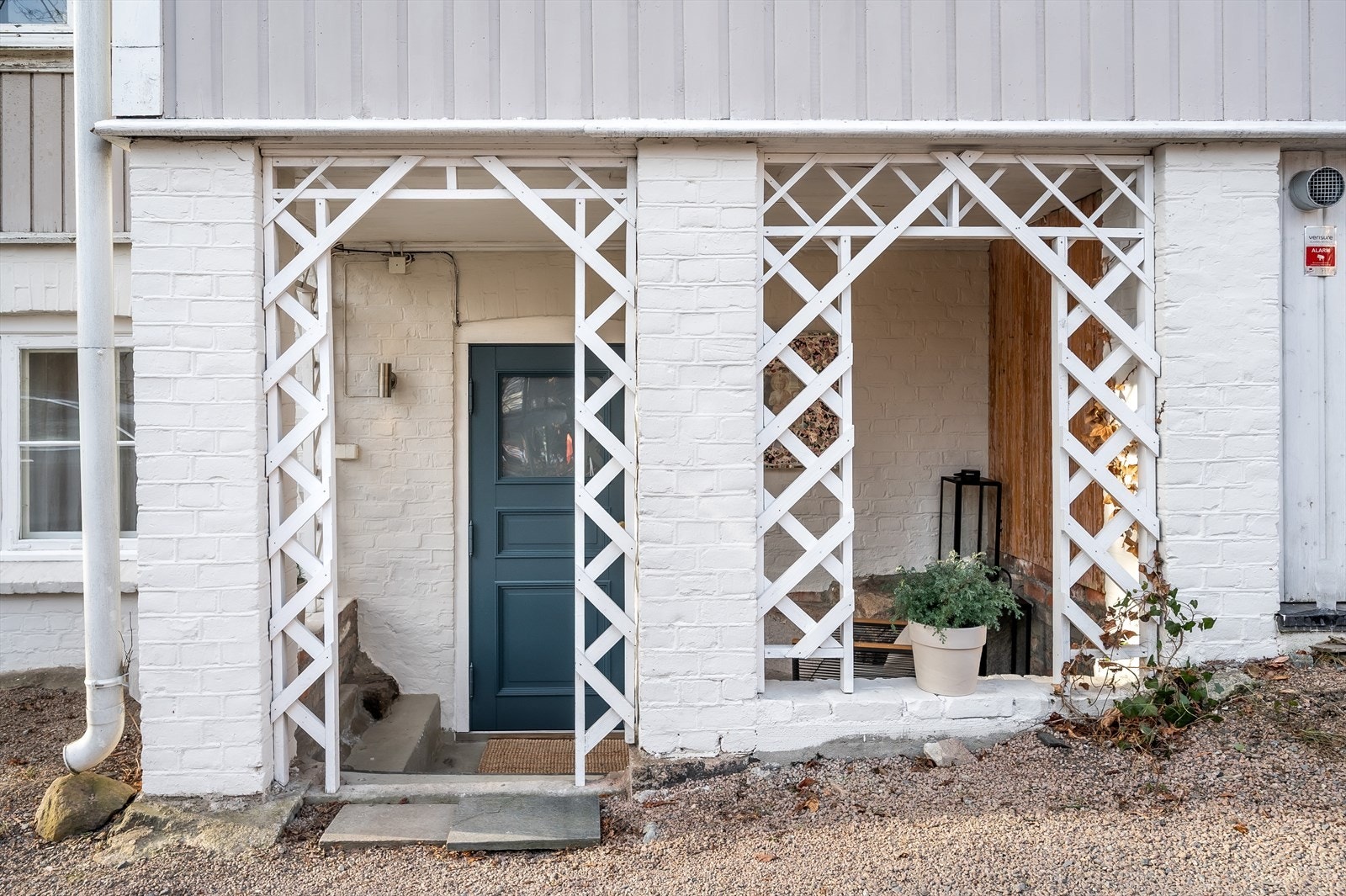 Boligen har privat inngang på siden av huset. Galleribilde