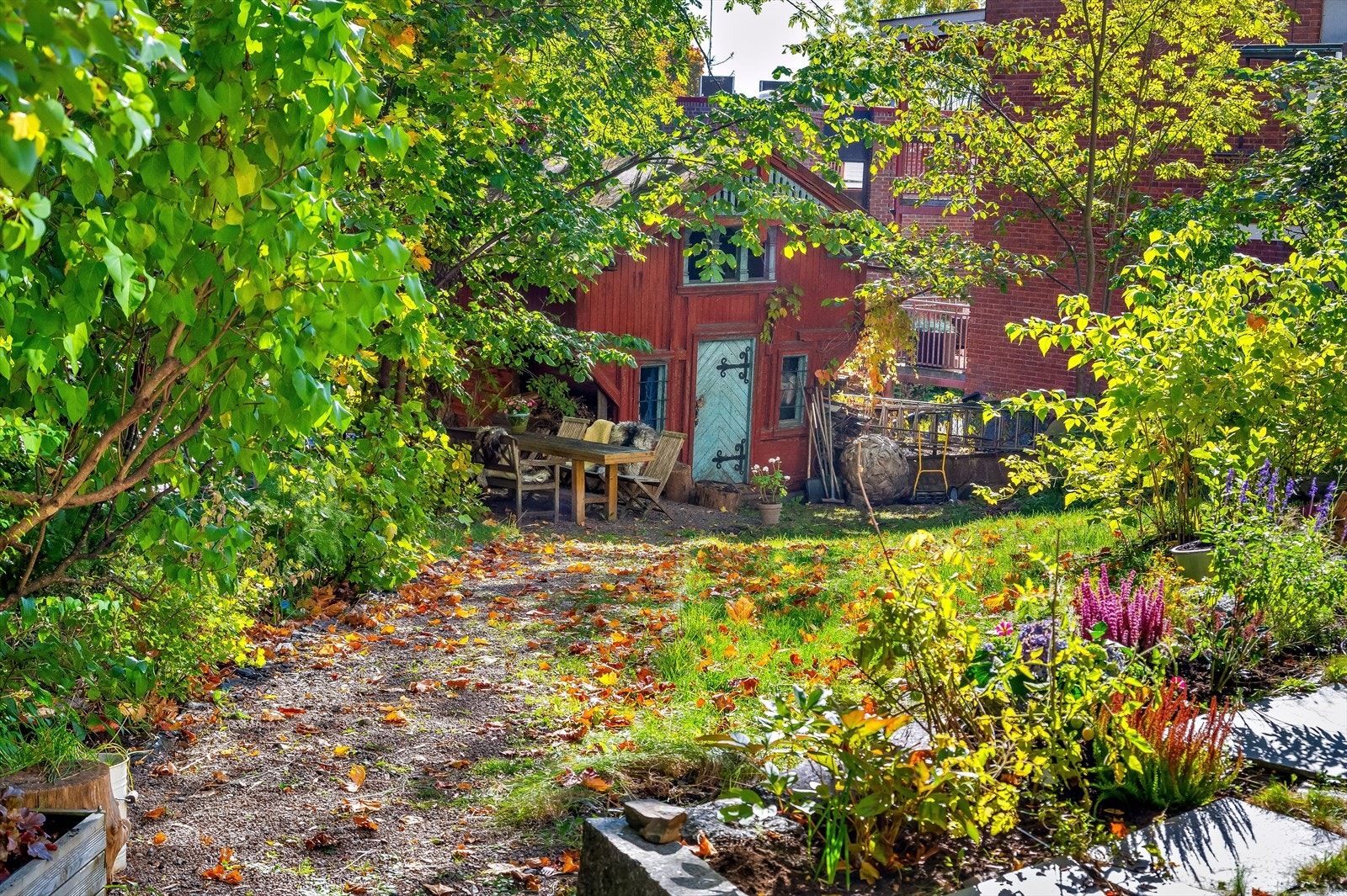 Hyggelig utsyn mot stabbur Galleribilde