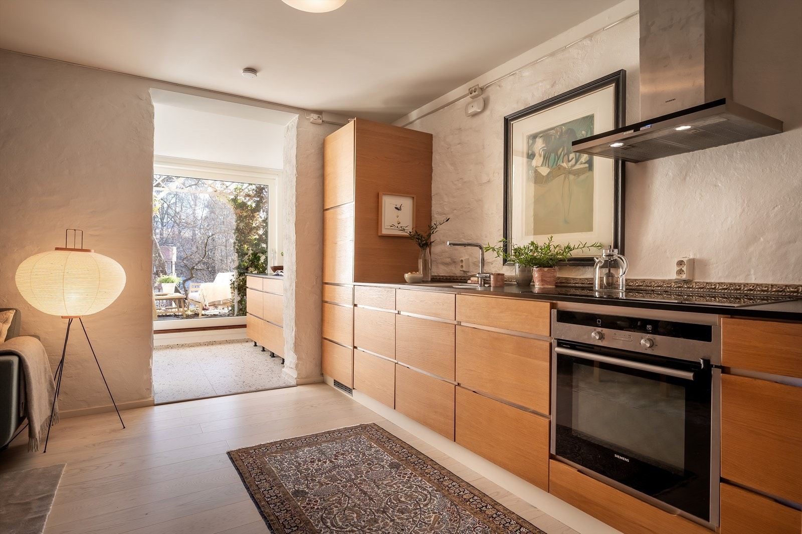 Kjøkkenet videreføres naturlig ut i spisestuen ved bruk av frittstående kjøkkenøy, som skaper en forstørrende effekt på rommet Galleribilde