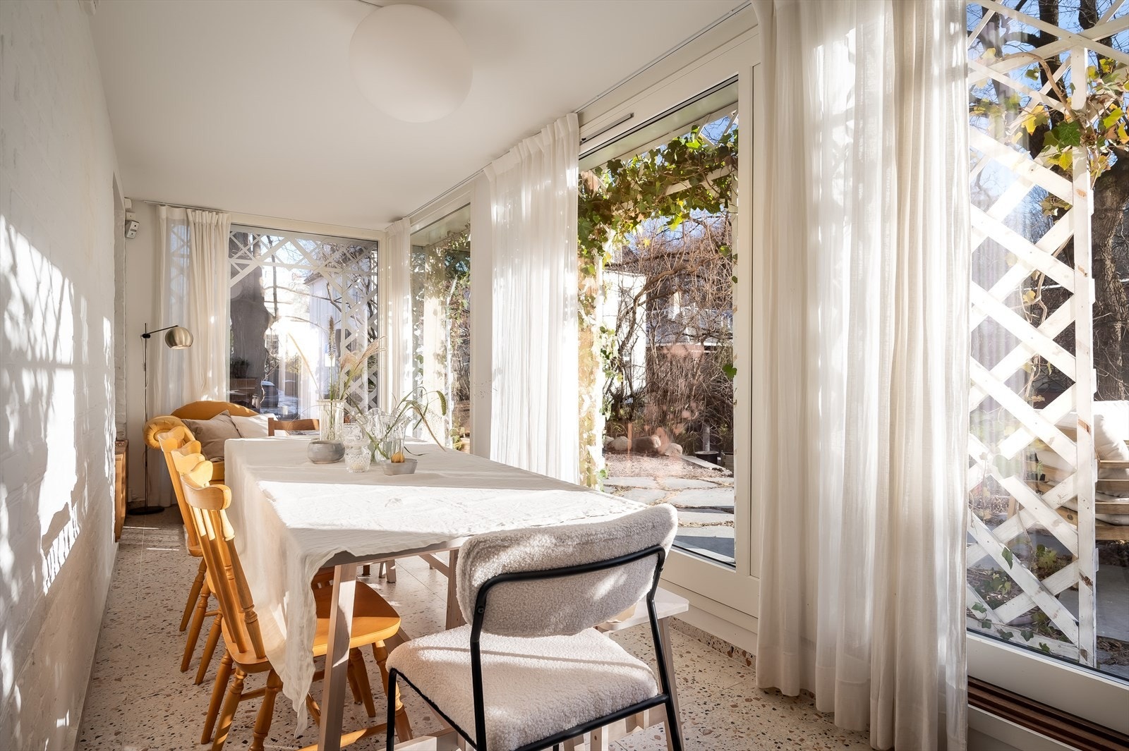 Vinterhage/spisestue etablert i 2022. Med varmekabler i gulv og tolags vinduer kan denne brukes hele året. Galleribilde