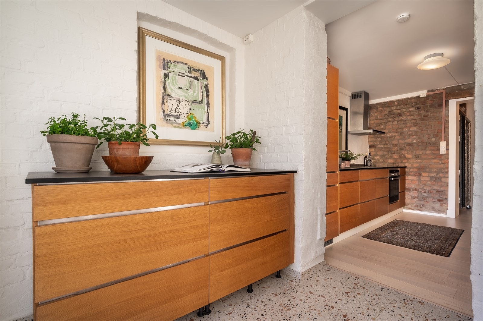 Kjøkkenet går gjennom begge rom Galleribilde