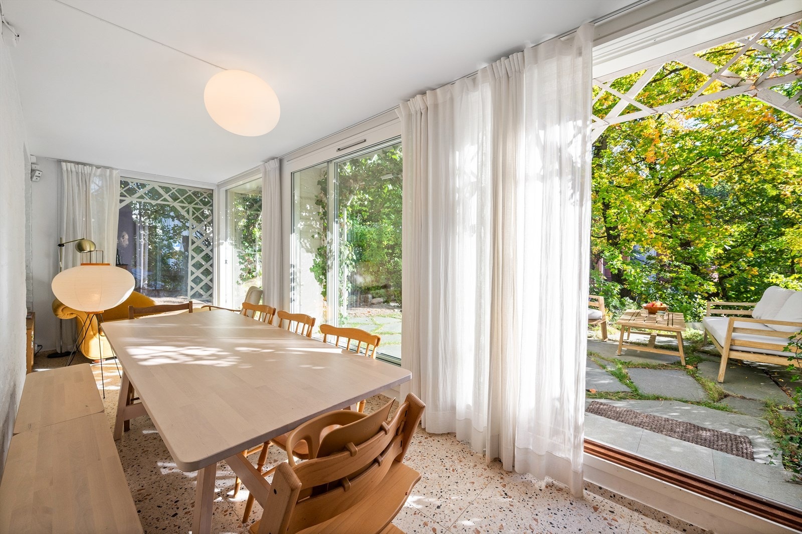 Boligen kan skilte med en 14 kvm vinterhage, direkte utgang til privat uteplass og tilgang på felles hage Galleribilde