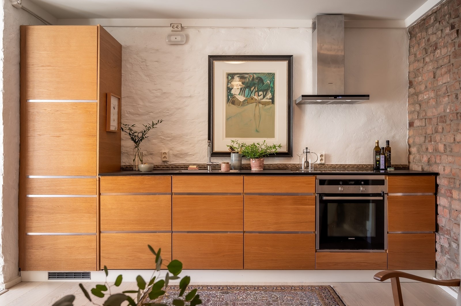 Stilfullt Kvik kjøkken med finér fronter og integrerte hvitevarer Galleribilde