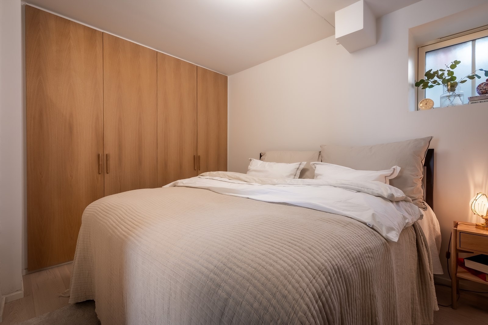 Soverom 1 har god størrelse og plassbygd garderobeløsning Galleribilde