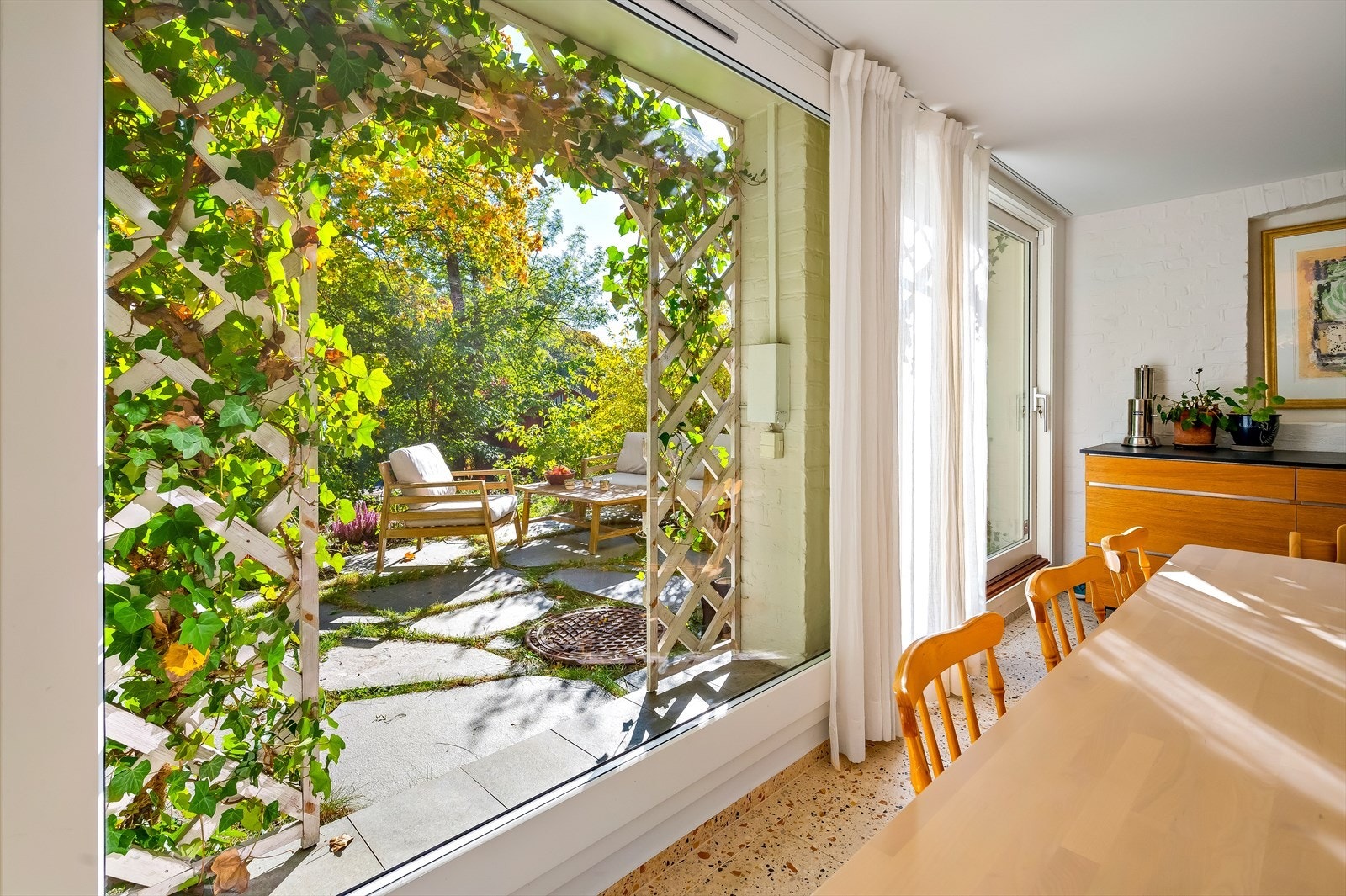 Store vindusflater bidrar til svært gode lysforhold og gir en ekstra god romfølelse Galleribilde