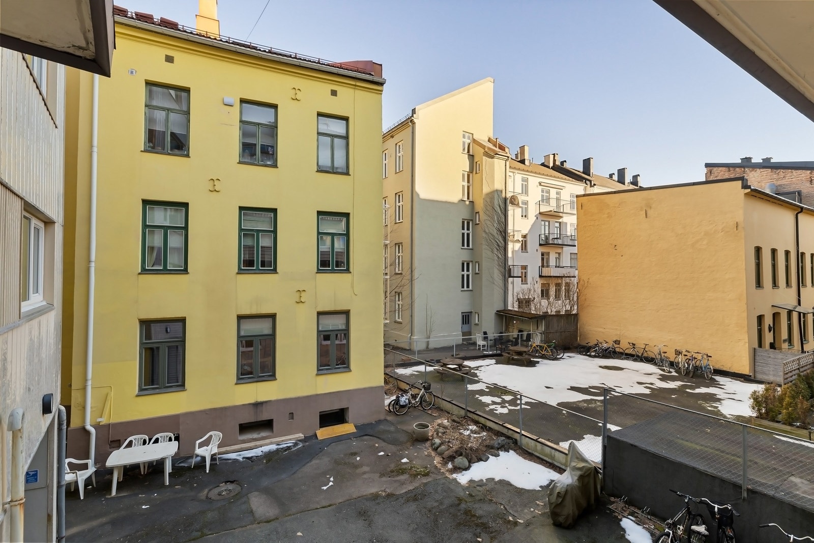 Deler av leiligheten vender ut mot rolig bakgård Galleribilde
