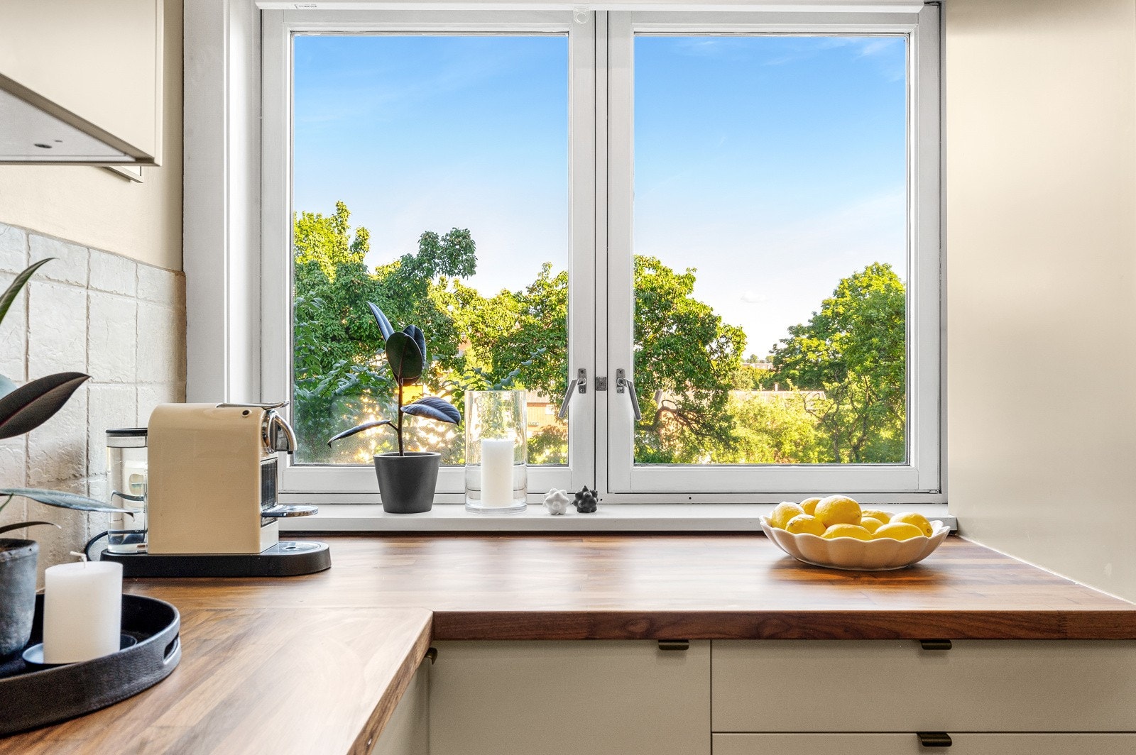 Fronter, benkeplate, oppvaskkum og armatur ble byttet i 2019. Galleribilde