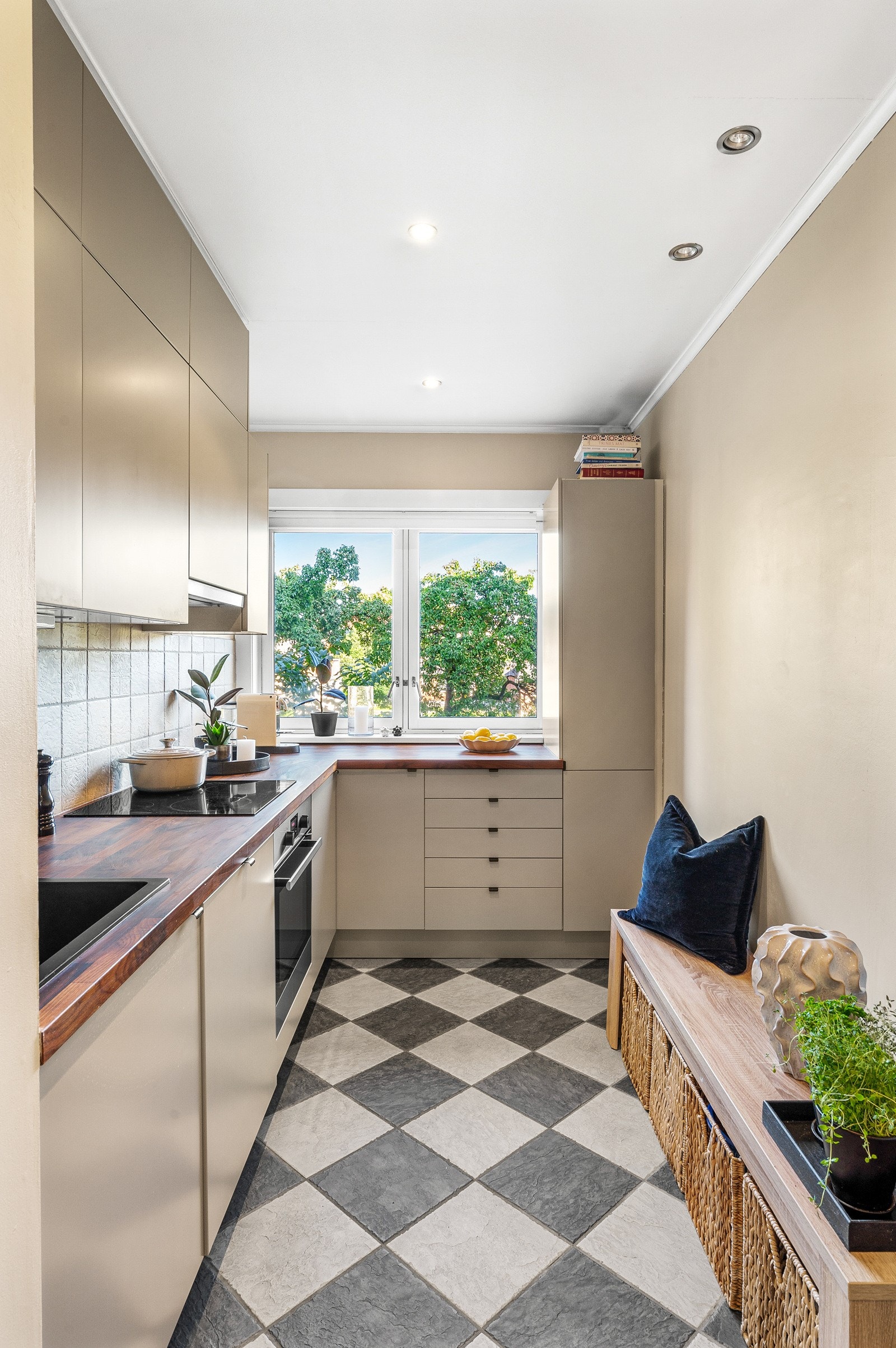 Pent separat kjøkken med hyggelig frokostkrok, som slipper inn den herlige morgensolen. Galleribilde