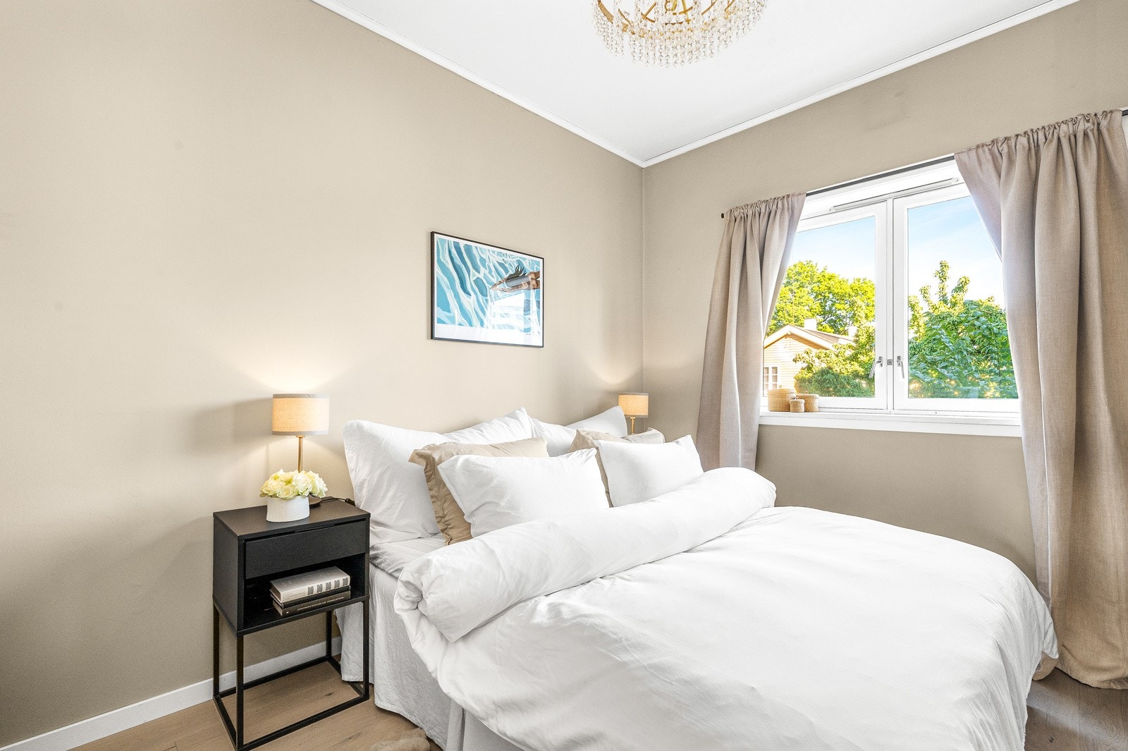 Romslig soverom med god plass til dobbeltseng og tilhørende møblement. Galleribilde