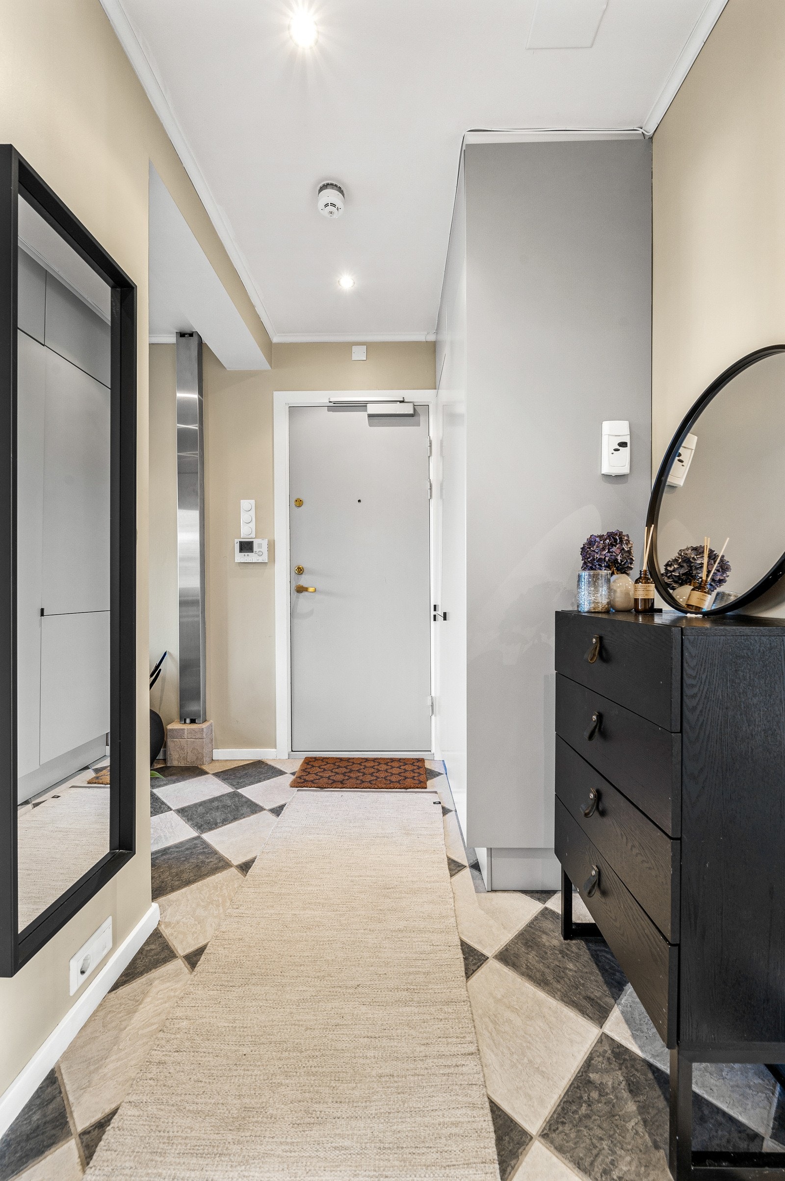 Innbydende entré malt i en lun of fin farge. Galleribilde