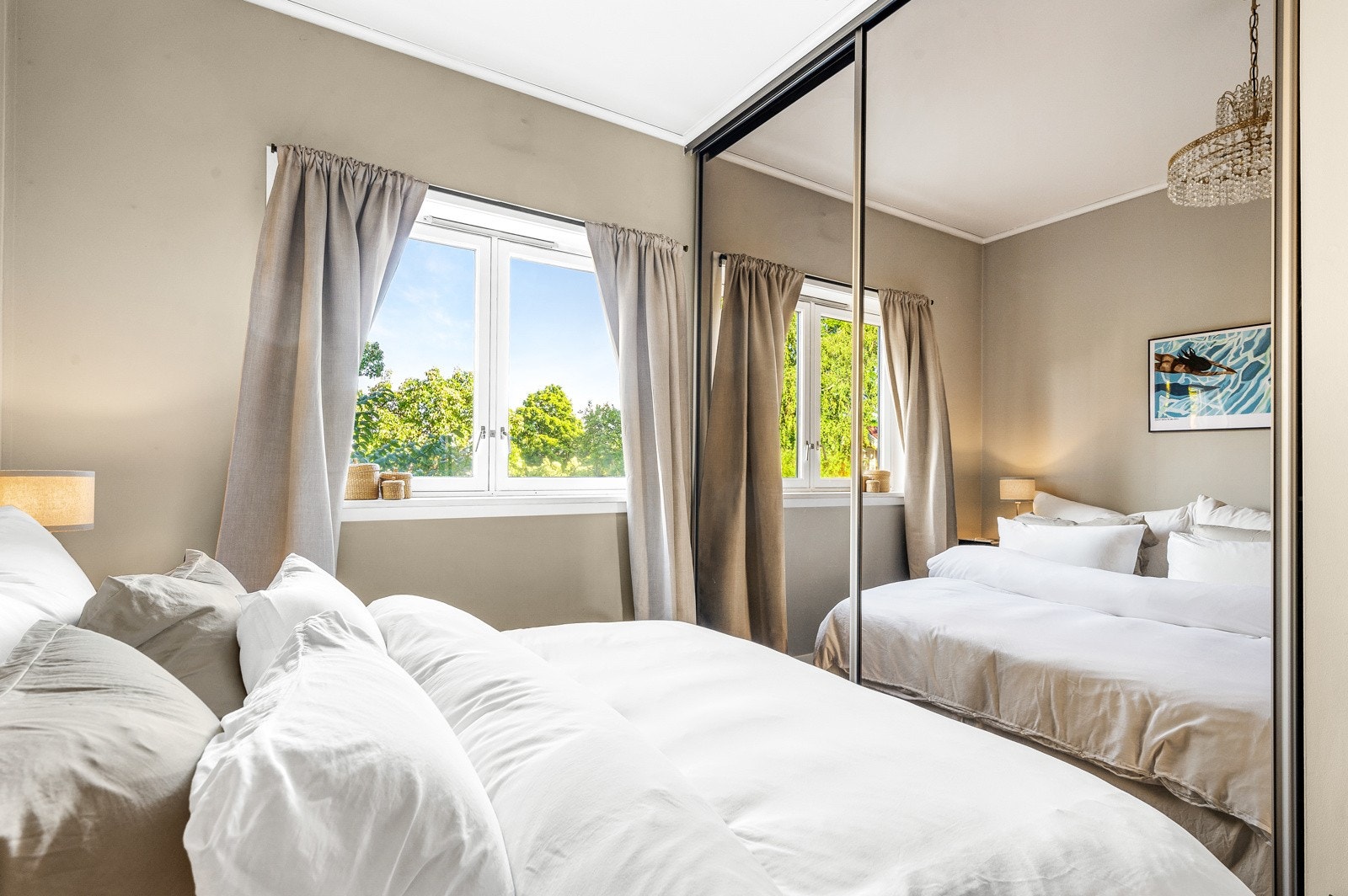 Soverommet er innredet med stor skyvedørsgarderobe, hvor du har mye oppbevaringsplass. Galleribilde