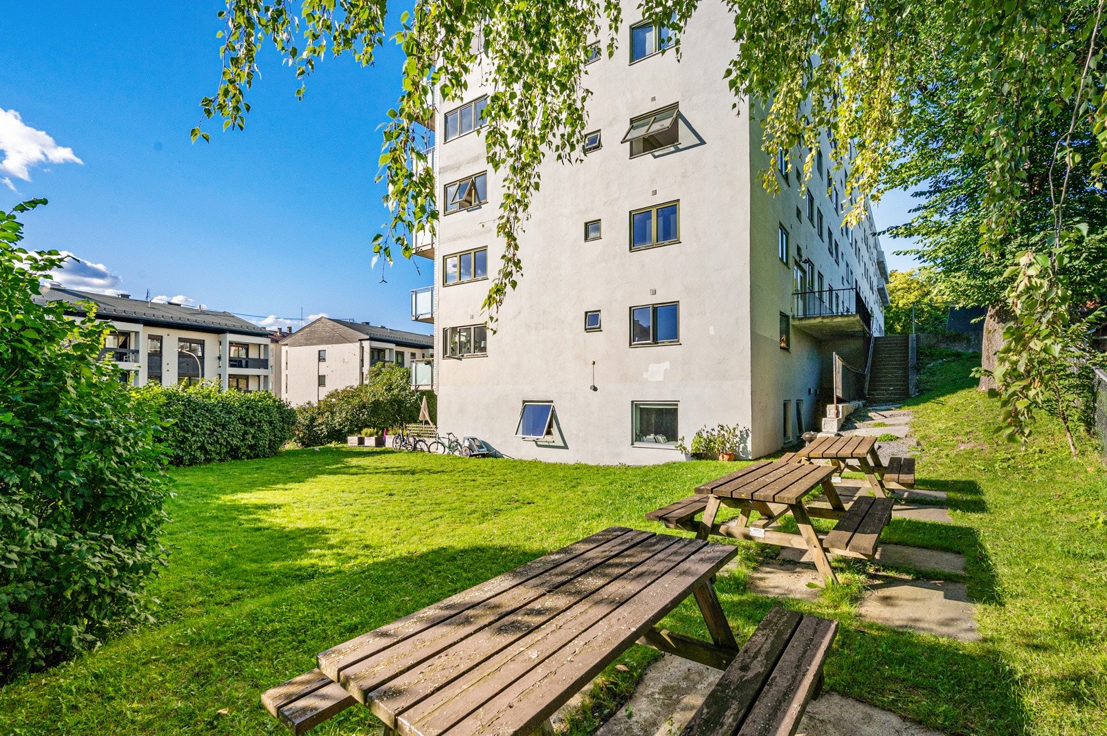 Koselige sittegrupper på sameiets fellestomt. Galleribilde