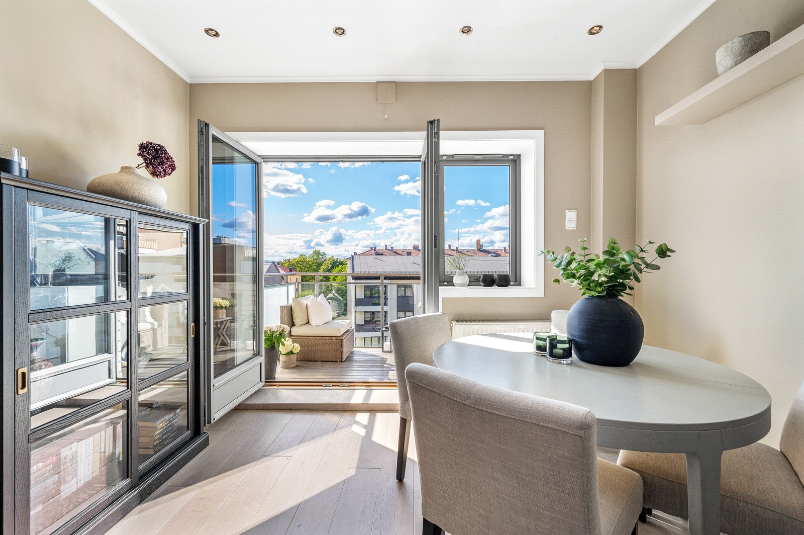 De doble dørene ut fra stuen til balkongen gir rommet en ekstra dimensjon på sommeren, og mulighet til å virkelig slippe sommeren inn i rommet. Galleribilde