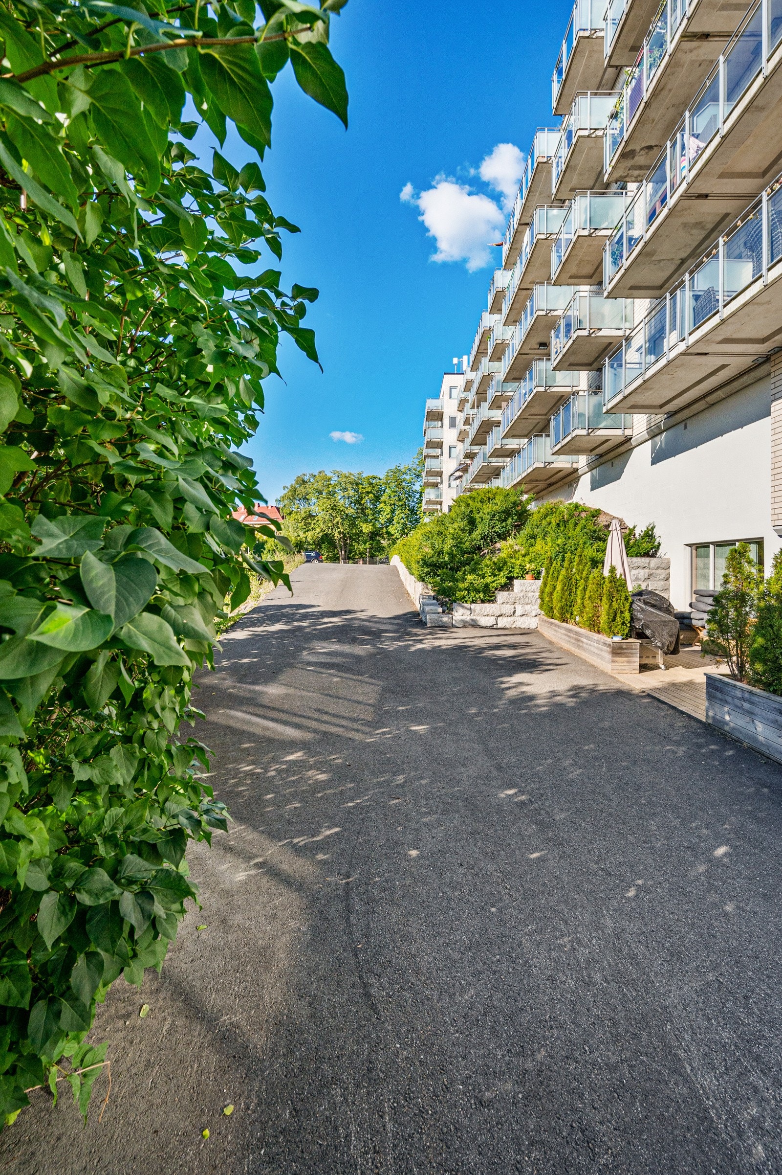 Sameiets fellesområder opparbeidet med asfalterte internveier, sykkelparkering, sittegrupper, plenarealer, busker og diverse beplantning. Galleribilde