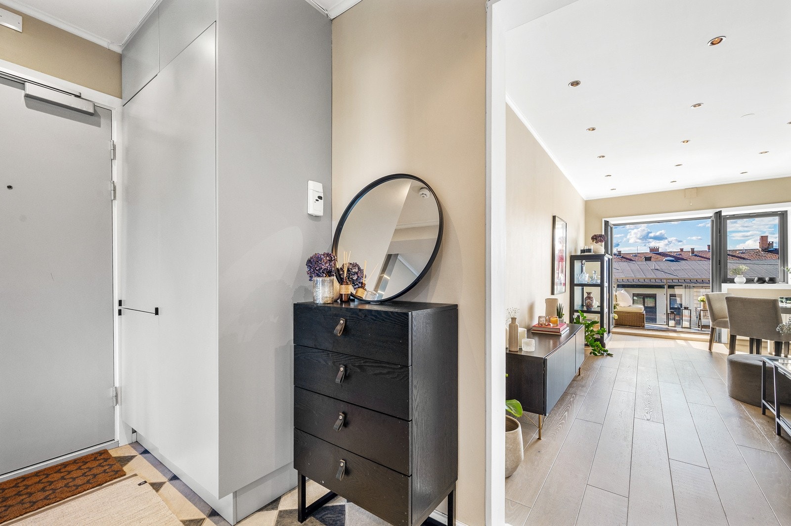 Fra entreen er det adkomst til leilighetens samtlige rom. Galleribilde