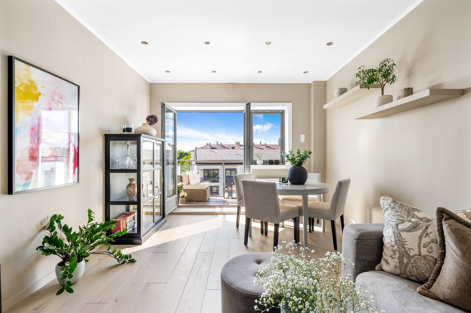 Leiligheten er gjennomgående, lys og luftig med en praktisk planløsning Galleribilde