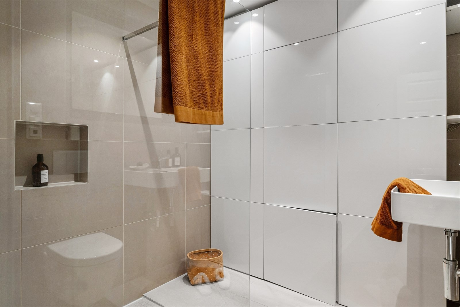 Badet ble pusset opp i 2016/17 av fagfolk, med gjennomtenkte løsninger og påkostede kvaliteter. Galleribilde