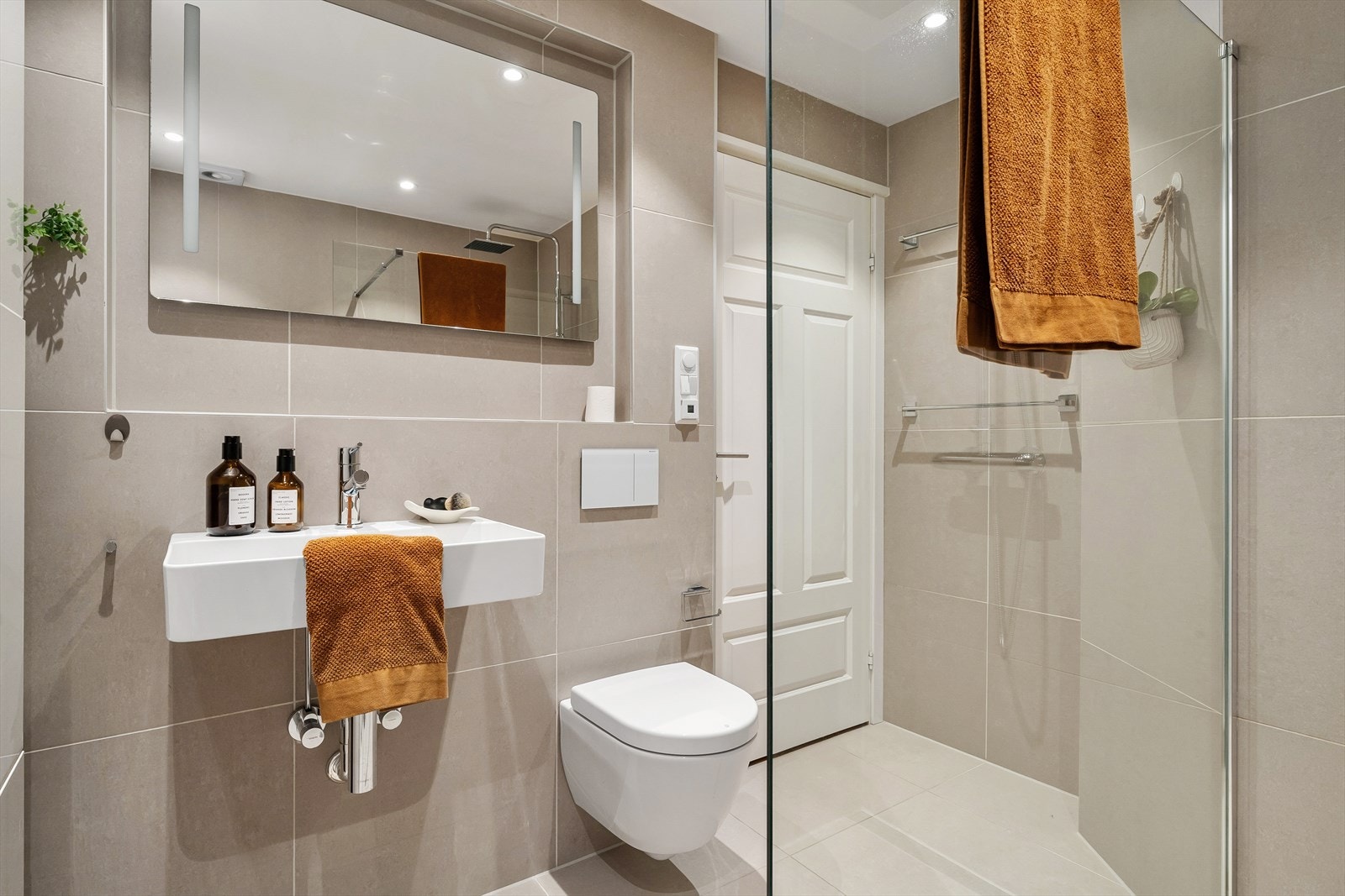 Badet i leiligheten et stort og sjeldent lekkert innredet Galleribilde