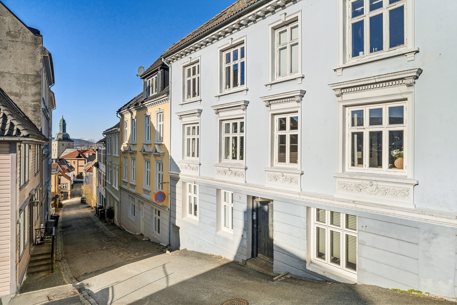 Skivebakken er et koselig gatetun fritt for gjennomgangstrafikk. Leiligheten ligger fint til i byggets 2. et. Galleribilde