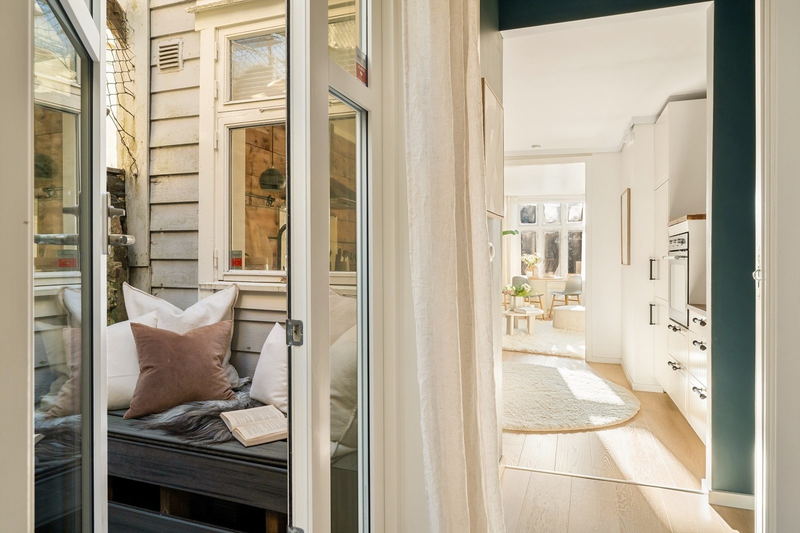 I 2019 ble et tidligere vindu byttet om til dør, og det ble lagt terrasse på 3,8 m² i felles bakgården utenfor. (Kun denne seksjonen har tilgang) Galleribilde