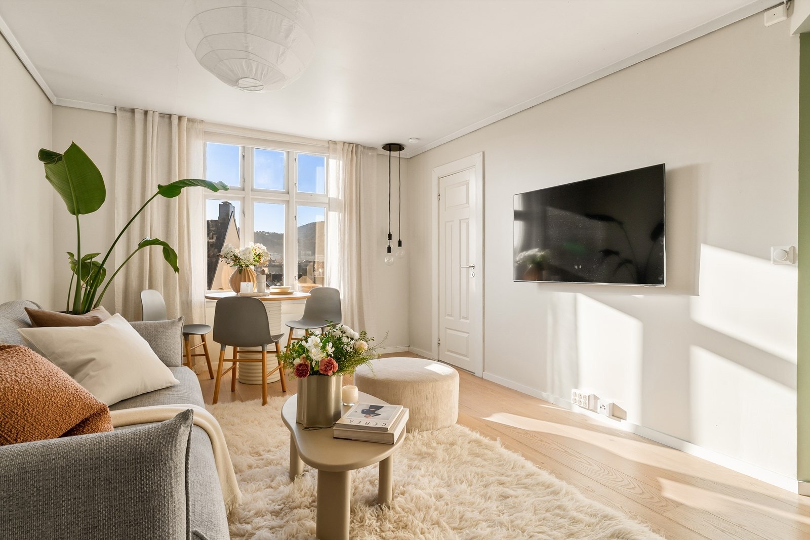 Rommets størrelse og utforming gjør det enkelt å møblere med stor sofagruppe, spisebord og øvrig ønsket møblement. Galleribilde