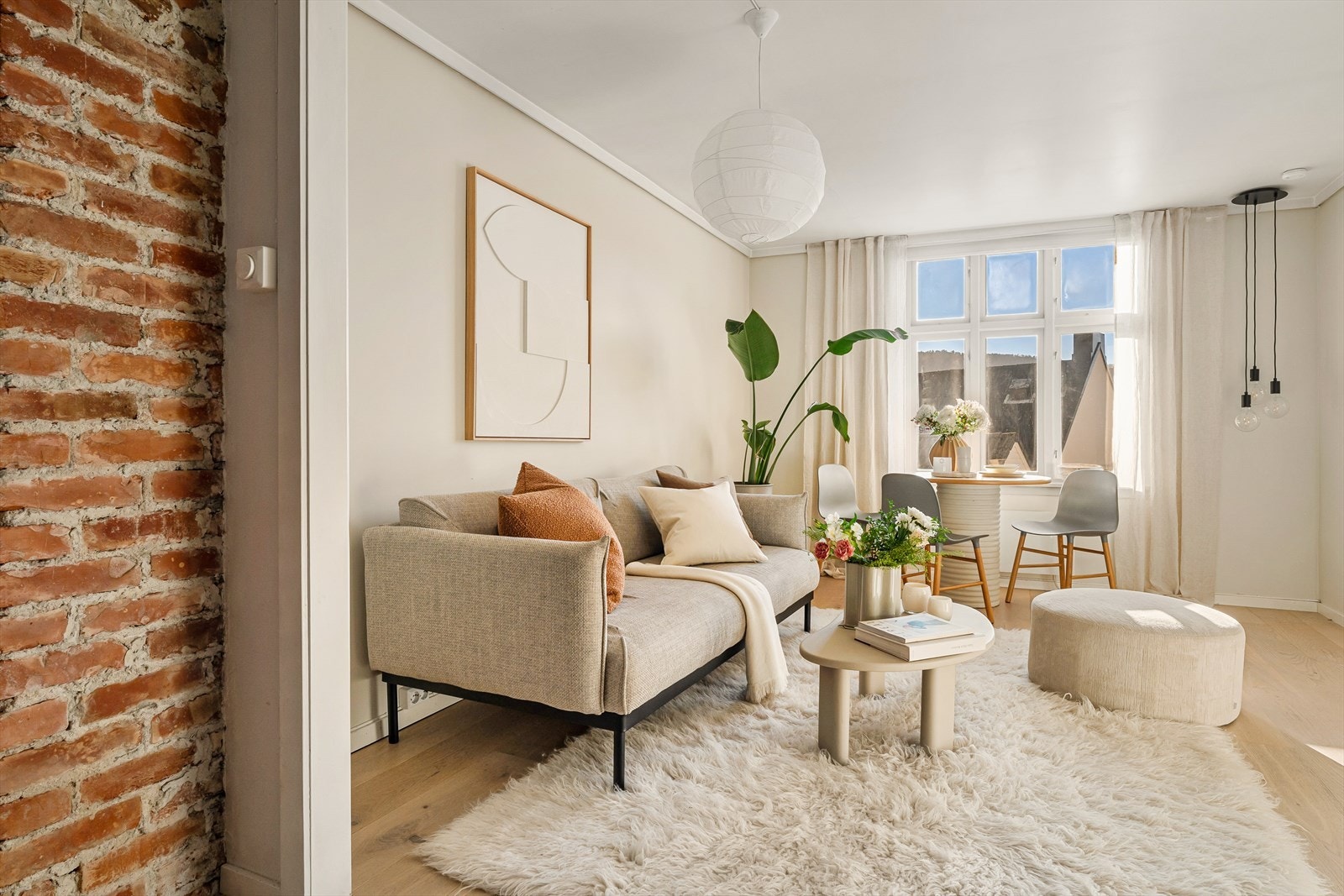 Leiligheten er pusset opp de senere årene med tidsriktige kvaliteter, samtidig som originale detaljer er bevart. Galleribilde