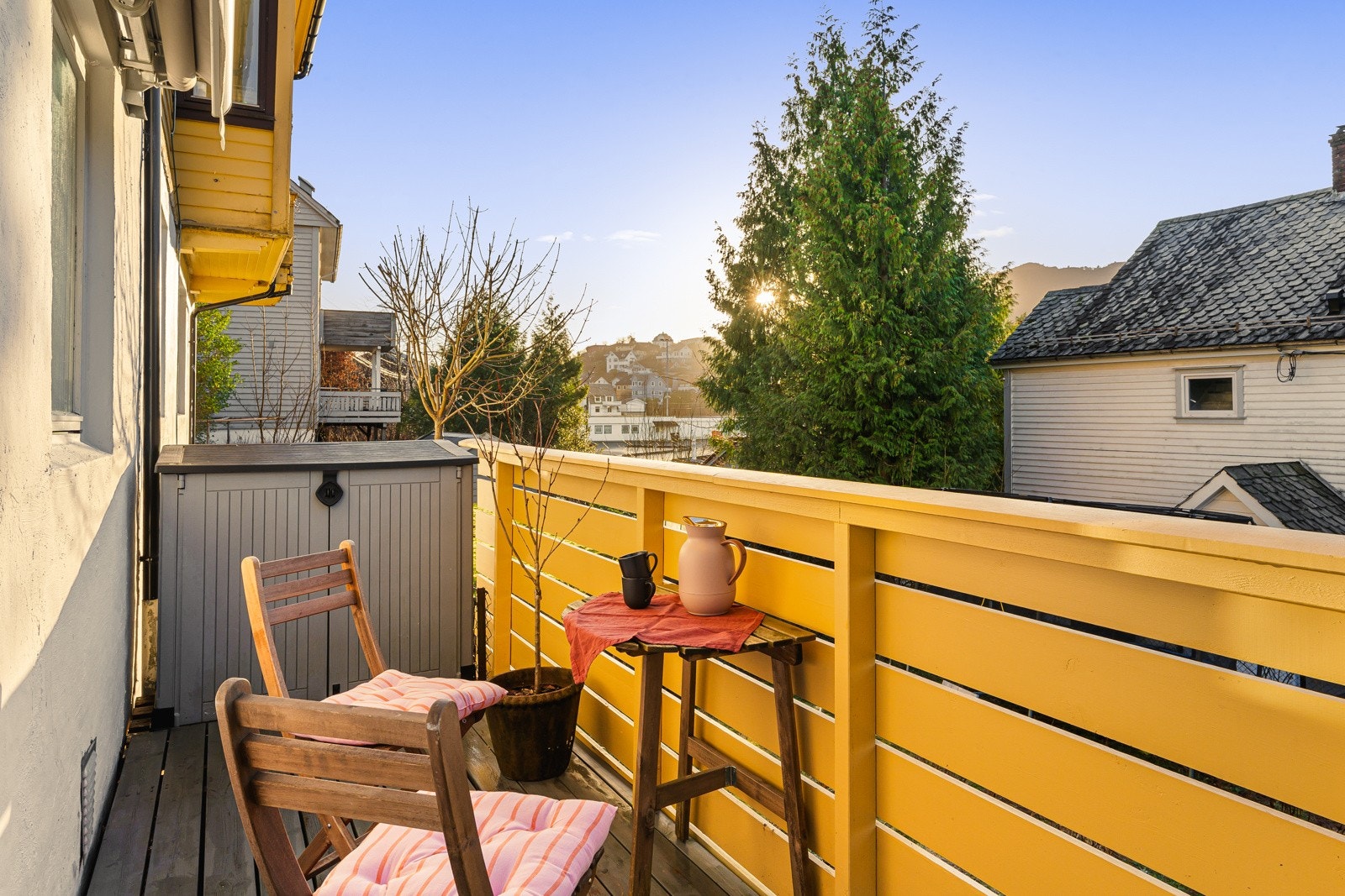 Et perfekt førstegansgkjøp med gjennomgående god standard, terrasse, ovn og mulighet for parkering. Galleribilde