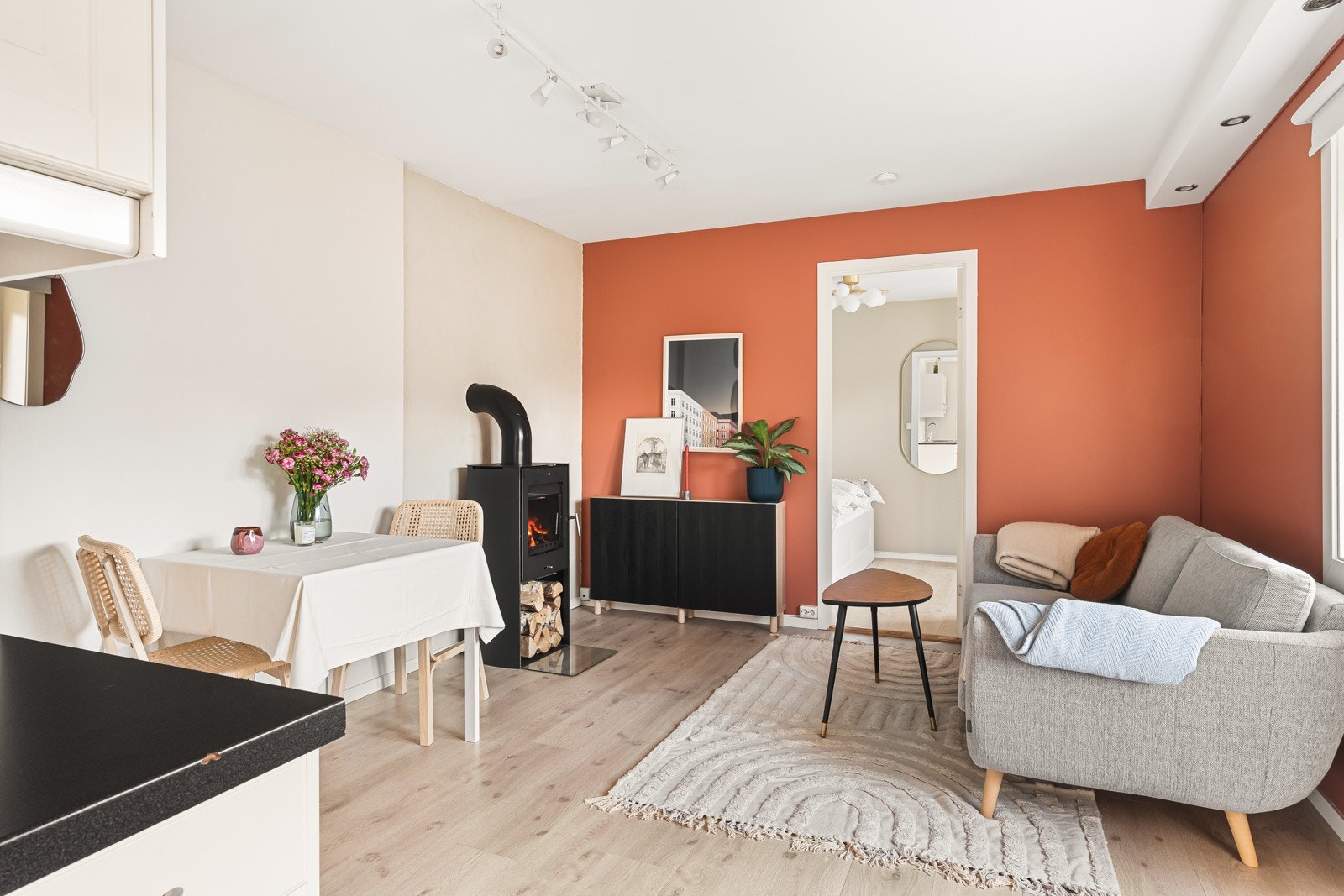Videre kommer du inn til hjertet av boligen, nemlig stuen. Galleribilde